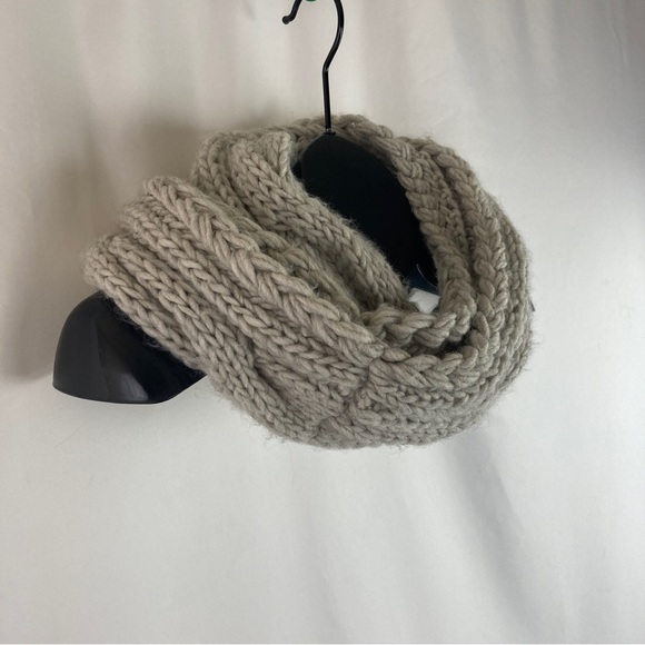 AMERICAN Eagle Outfitters Cable Knit Infinity Scarf - Picture 2 of 4